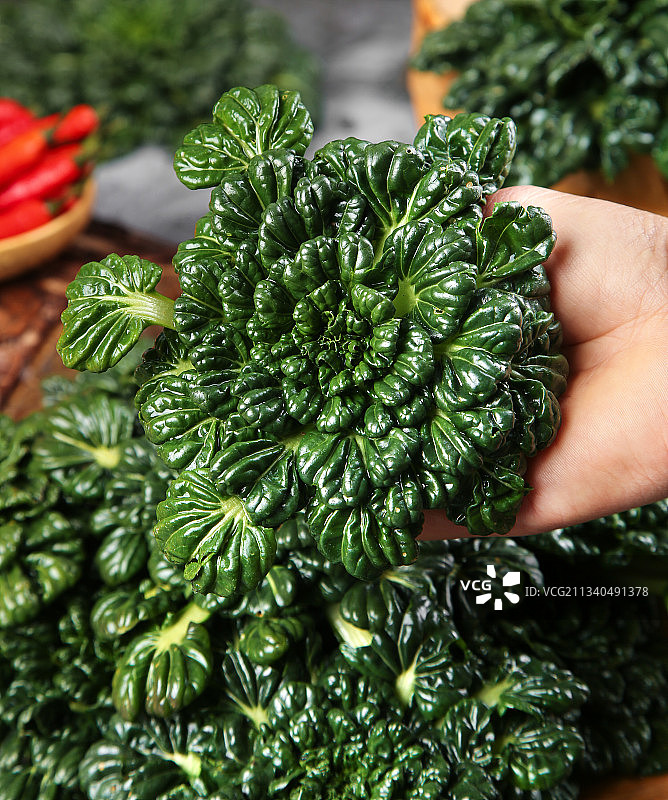 木板上放着菊花菜图片素材