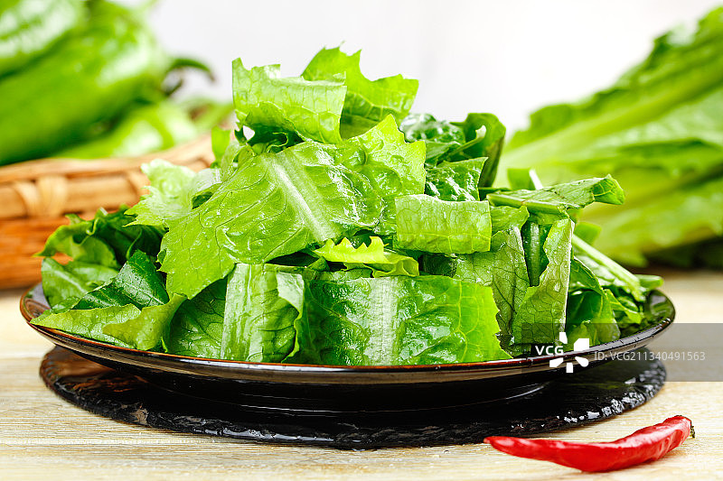 黑石板上放着新鲜油麦菜图片素材