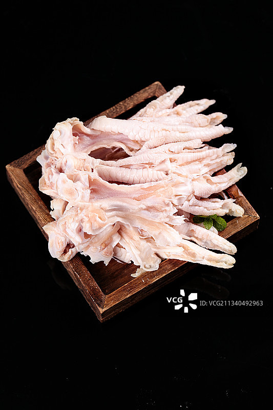 黑底上的无骨鸡脚图片素材