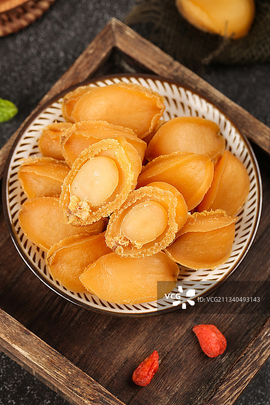 木底上放着一盘大连鲍鱼干图片素材