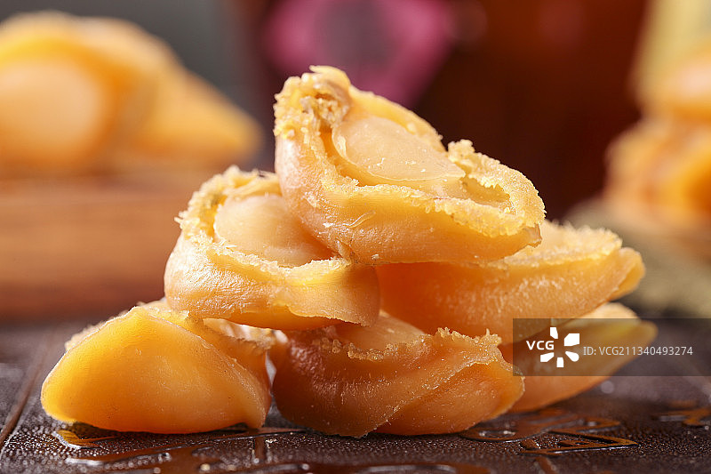 深底上放着大连鲍鱼干图片素材