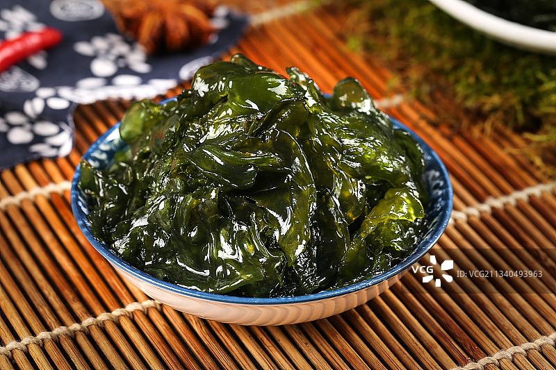 竹底上放着野生地皮菜图片素材