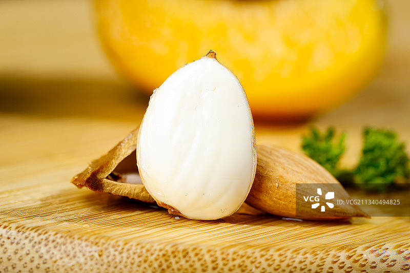 木底放着新鲜剥皮的杏仁图片素材