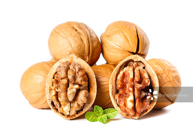 剥皮的碳烤核桃放在白底上图片素材