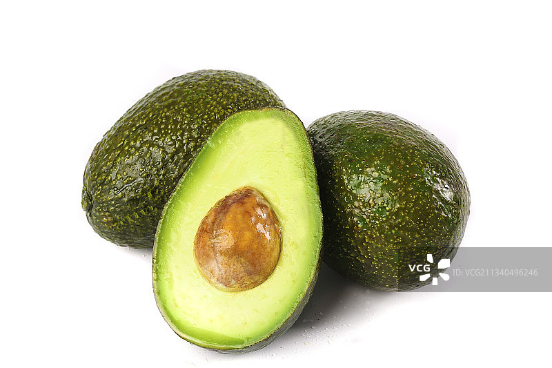 切开的新鲜鳄梨放在白底上图片素材