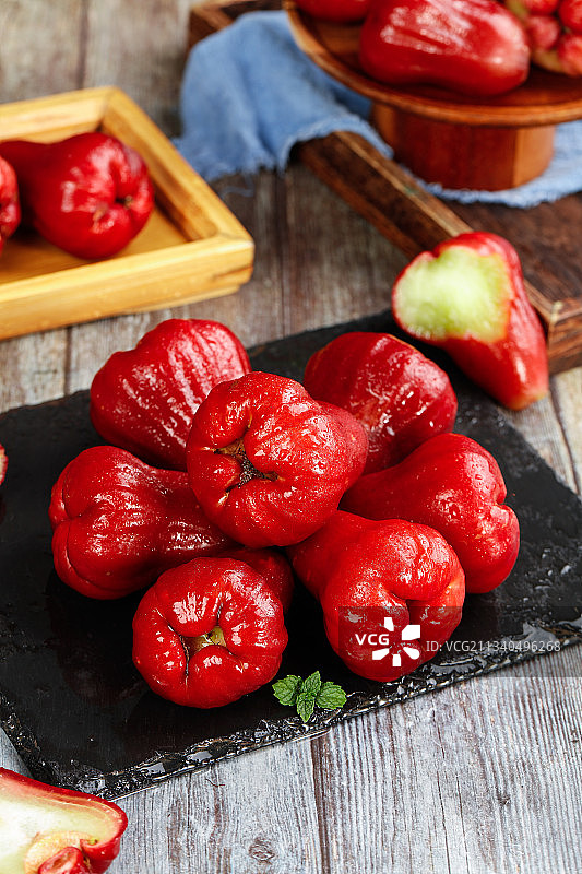 黑石板上的新鲜莲雾图片素材