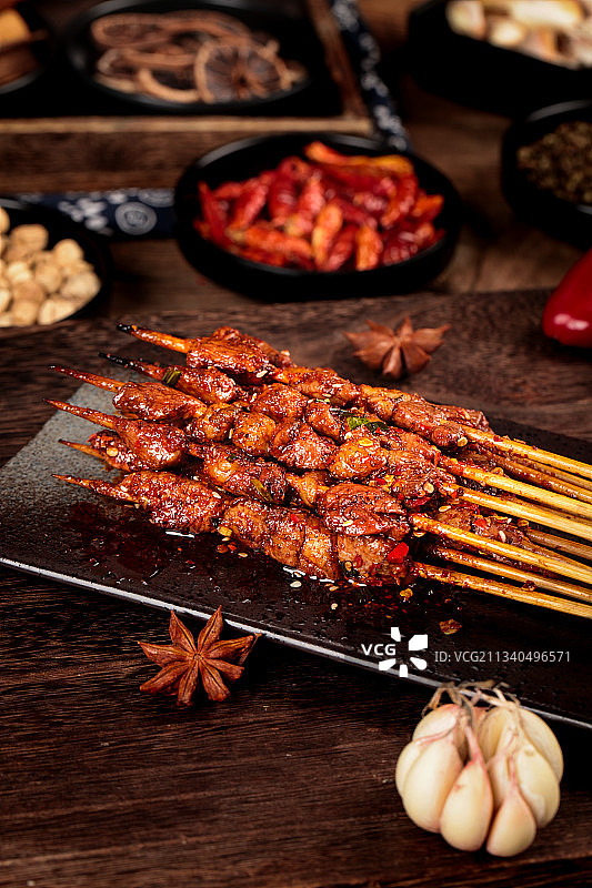 深底上放着一盘烤羊肉串图片素材