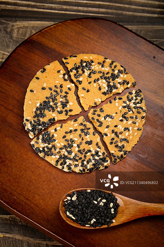 木板上放着手工芝麻饼图片素材