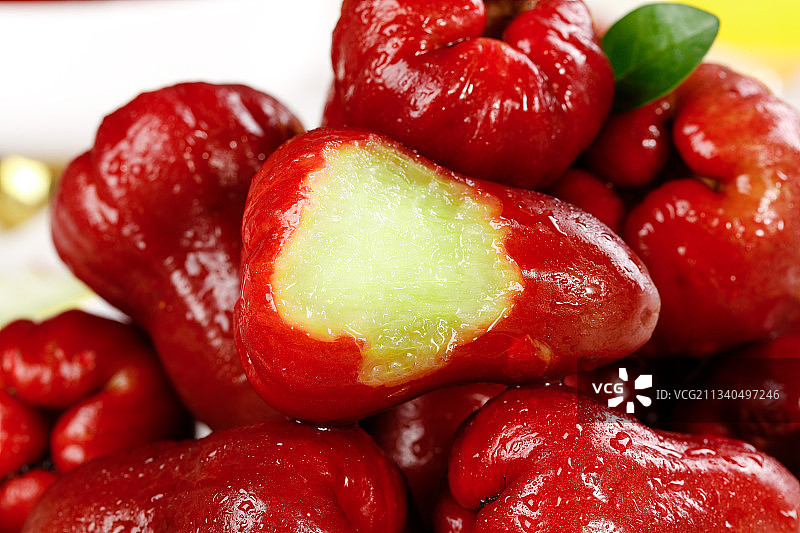 浅底上放着一碗莲雾图片素材