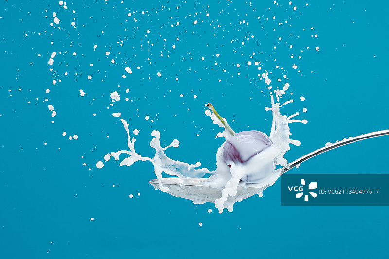 樱桃喷溅牛奶勺子图片素材