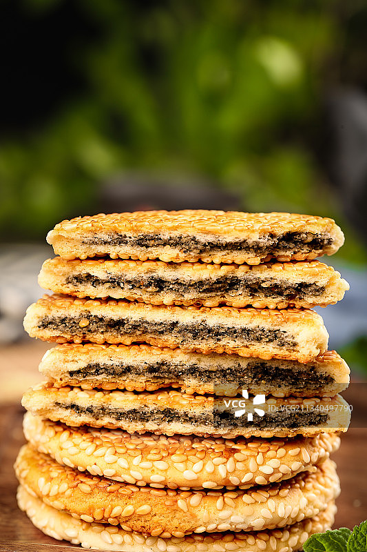 木板上放着黄石港饼图片素材