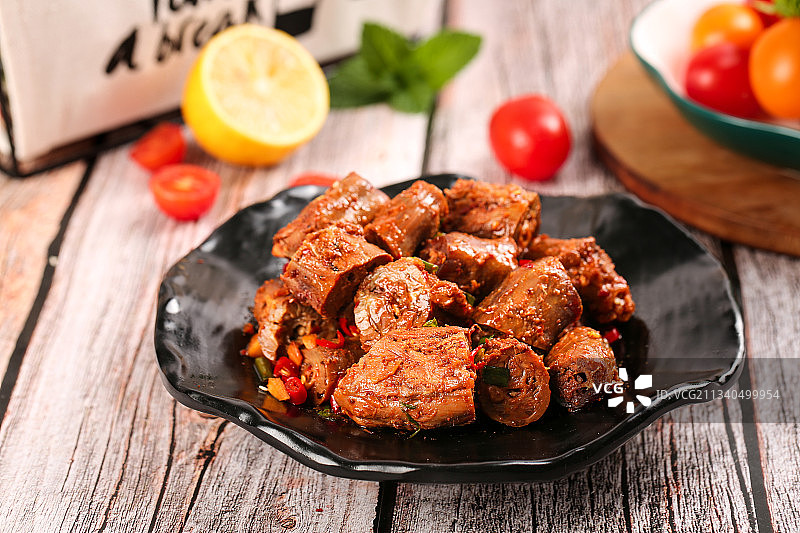 盘子里装着香辣鸭脖图片素材