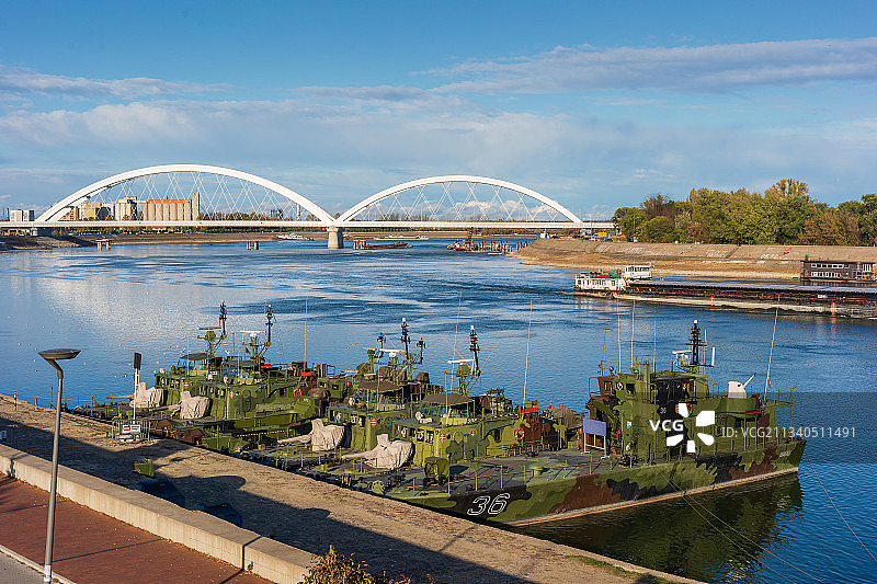 东欧巴尔干塞尔维亚诺维萨德多瑙河上的军舰图片素材