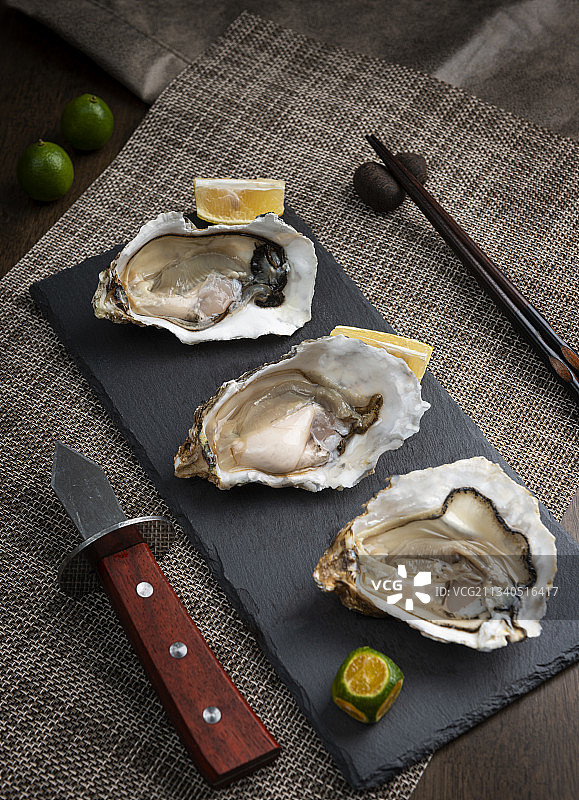 生蚝 蚝 海蛎子 刺身 海鲜 壳 贝壳 柠檬 青柠 刀 筷子图片素材