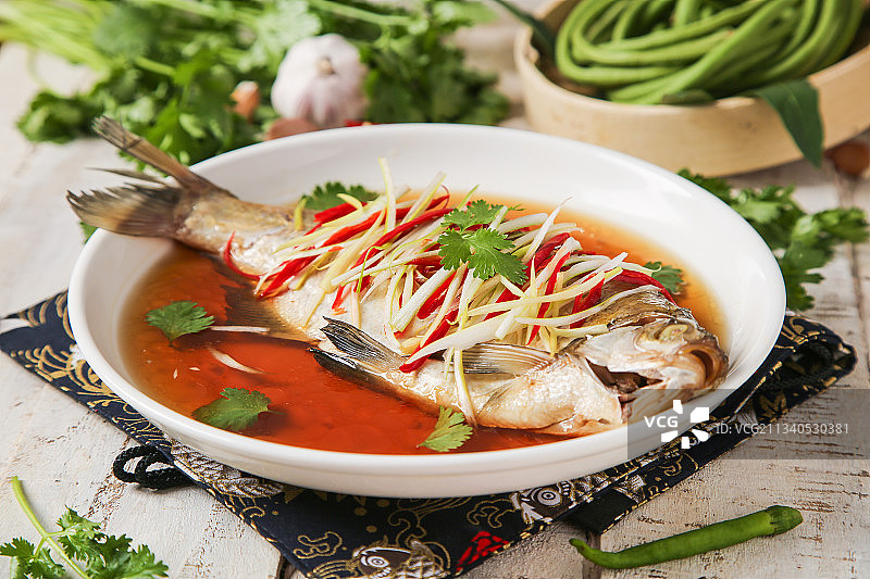 盘子里装着清蒸金鲳鱼图片素材