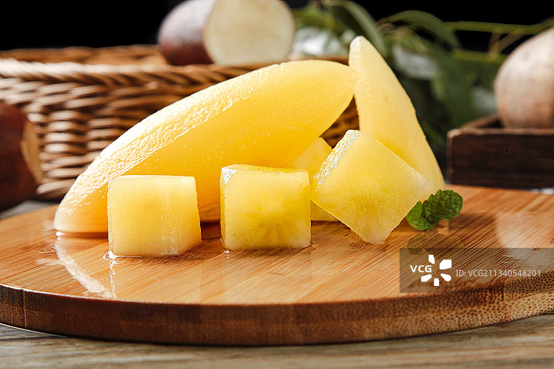 木板上有切开的新鲜雪莲果肉图片素材