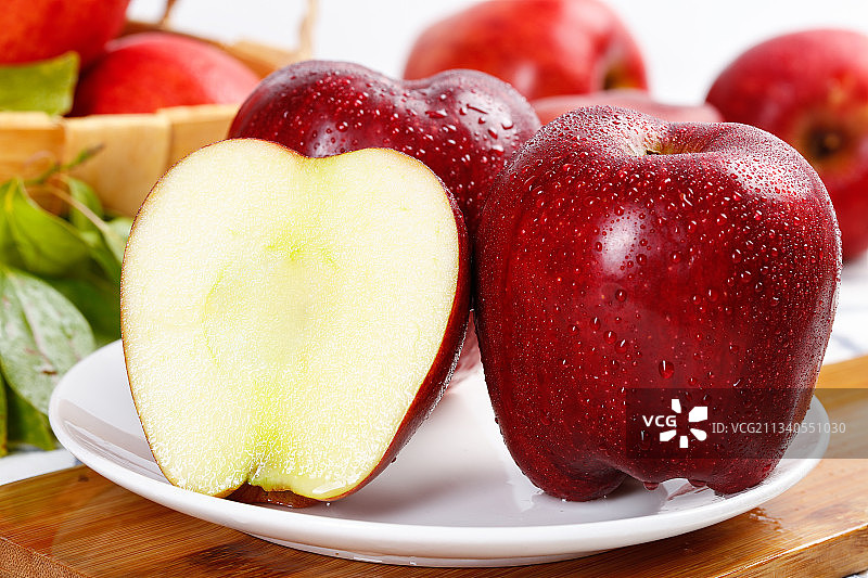 盘子里装着甘肃花牛苹果图片素材