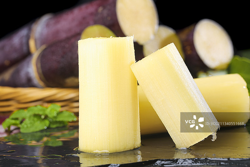 黑石板上的甜甘蔗图片素材