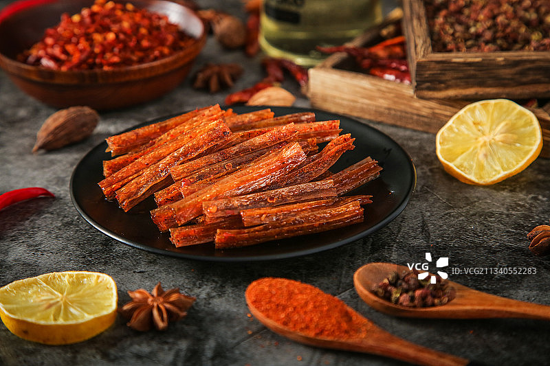 盘子里装着辣条图片素材