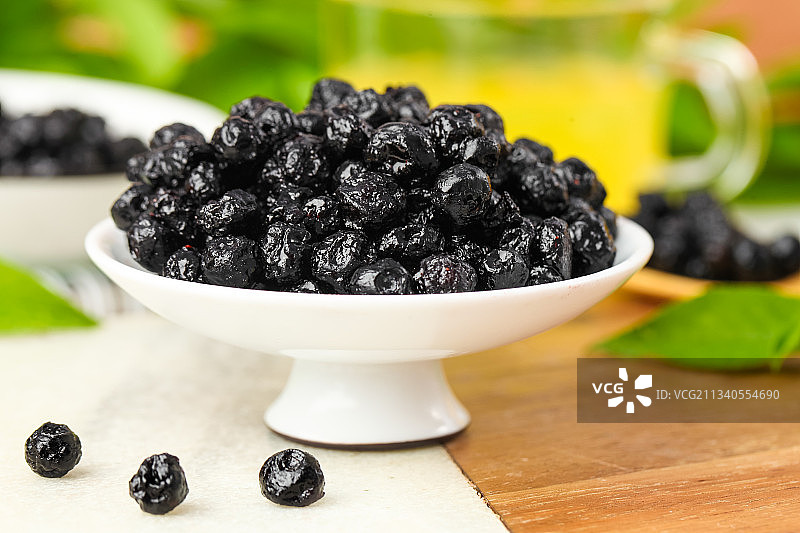 碟子里装着蓝莓干果脯图片素材