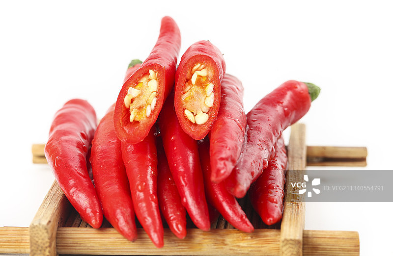 白底上摆放着小米辣椒图片素材