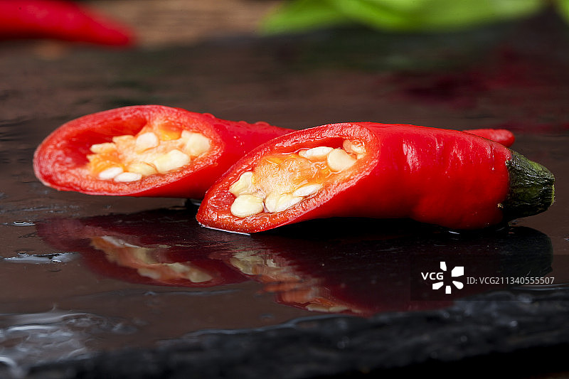 黑底上摆放着小米椒图片素材