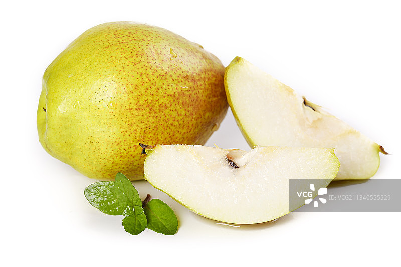 白底上放着新疆库尔勒香梨图片素材