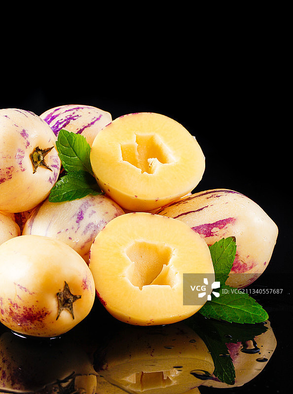 黑底上摆放着甘肃民勤人参果图片素材