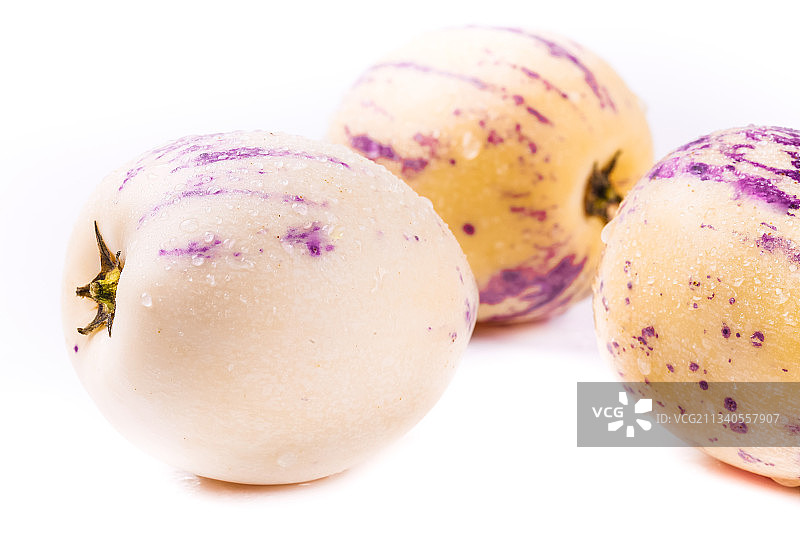 白底上摆放着人参果图片素材