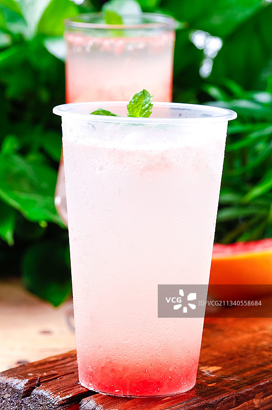 杯子里装着西柚果汁图片素材