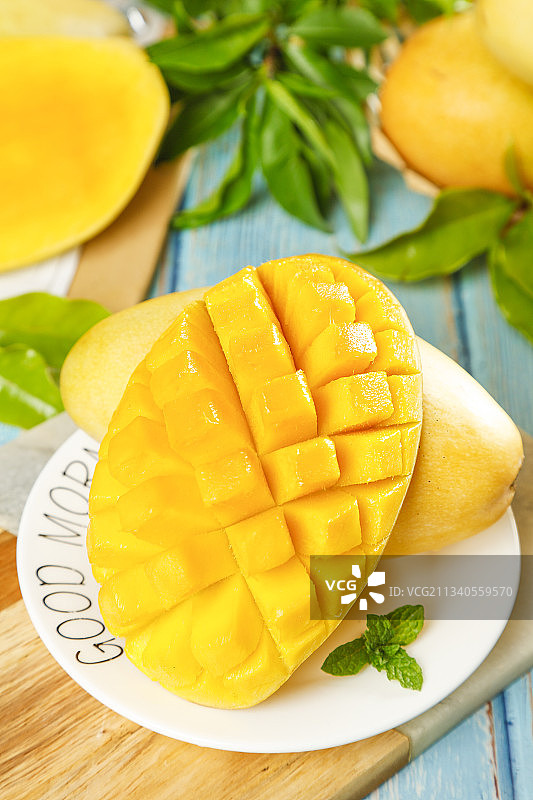 盘子里装着水仙芒图片素材