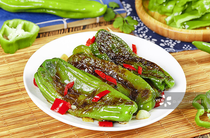 碟子里装着虎皮青椒图片素材