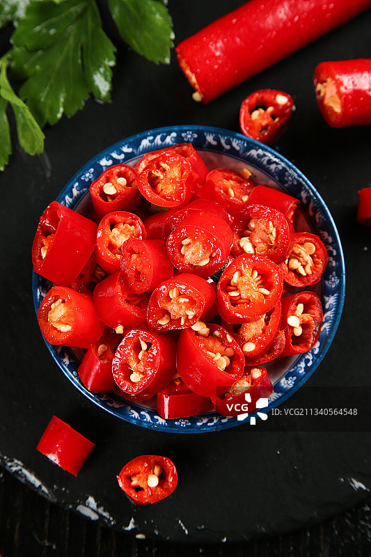 黑底上放着新鲜小米辣图片素材