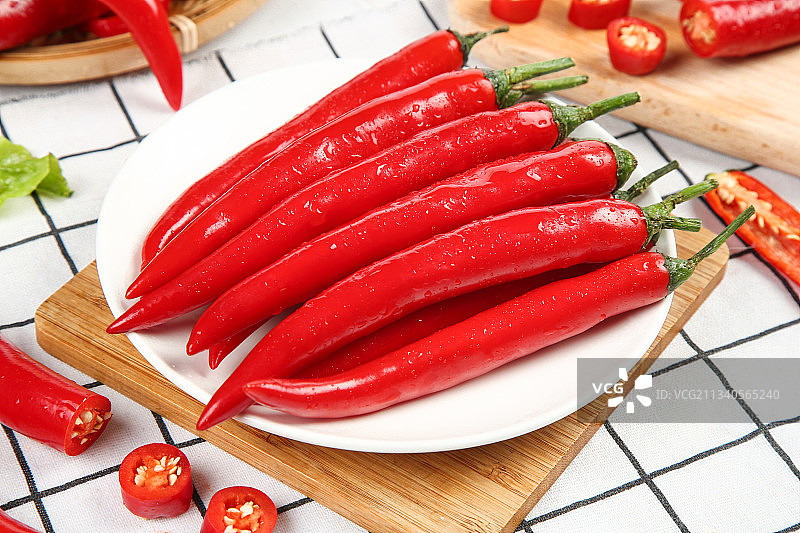 格子底上放着小米辣图片素材