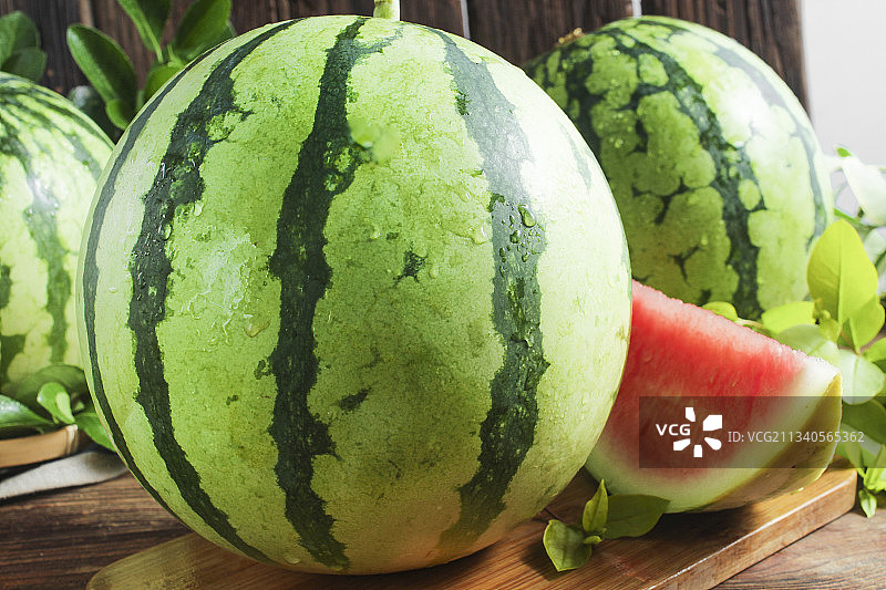 木板上放着麒麟西瓜图片素材