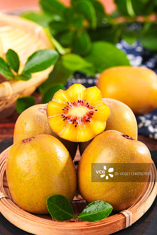 竹篮里放着切开的红心猕猴桃图片素材