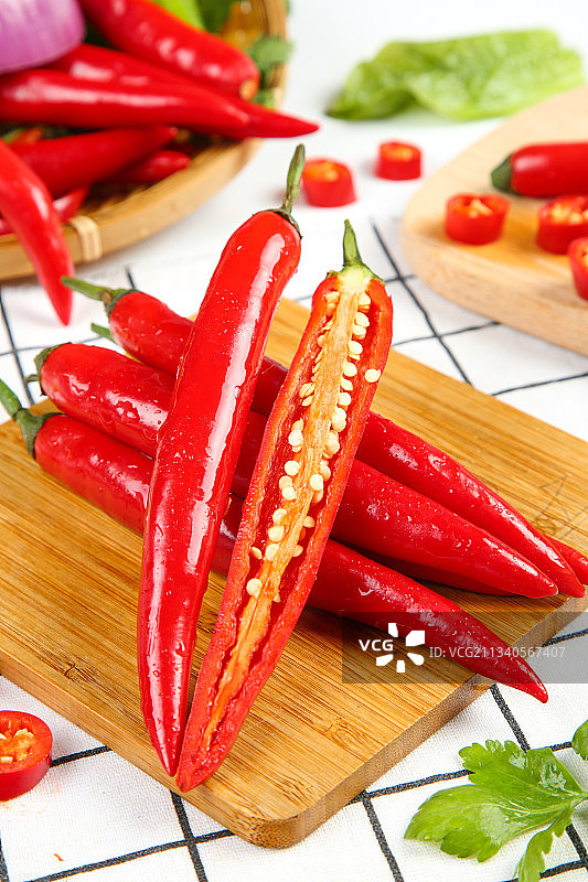 格子底上放着小米辣图片素材