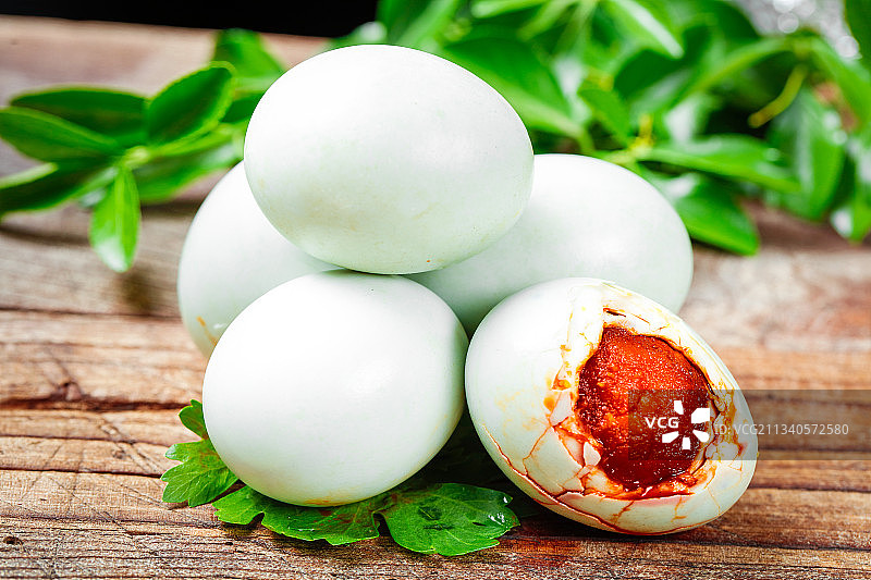 木底上的咸鸭蛋图片素材