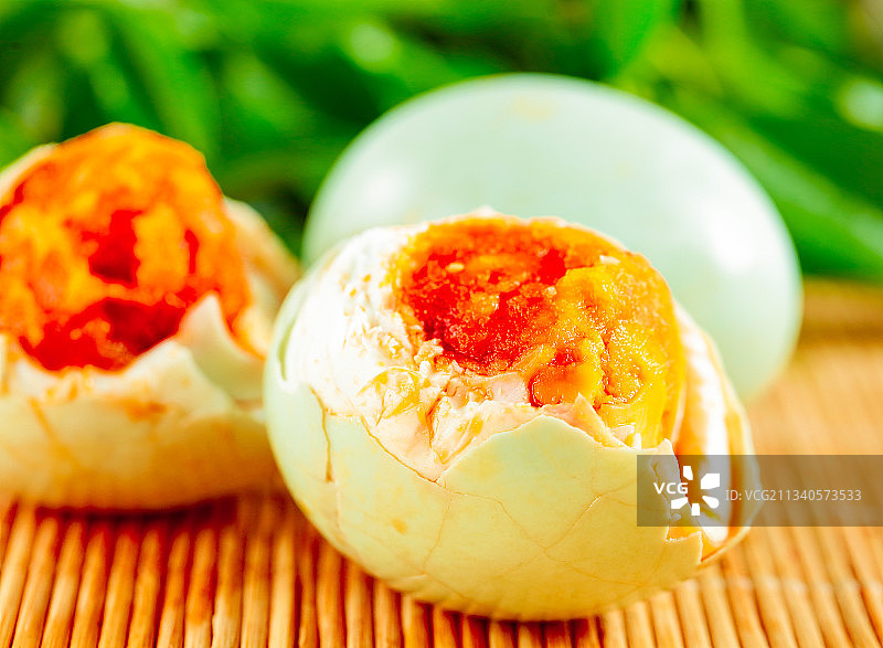 浅底上的咸蛋图片素材