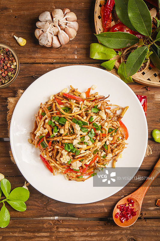 木底上放着一盘凉拌鱼腥草图片素材