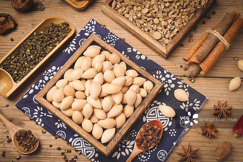 一盘白果放在木底上图片素材