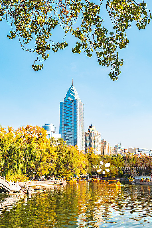 中国新疆乌鲁木齐市沙依巴克区人民公园白天风光图片素材