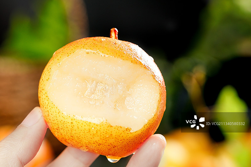 手里拿着梨子图片素材