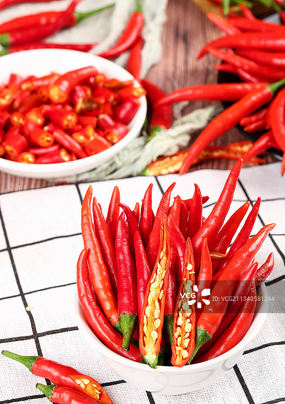 格子底上摆放着红尖椒图片素材