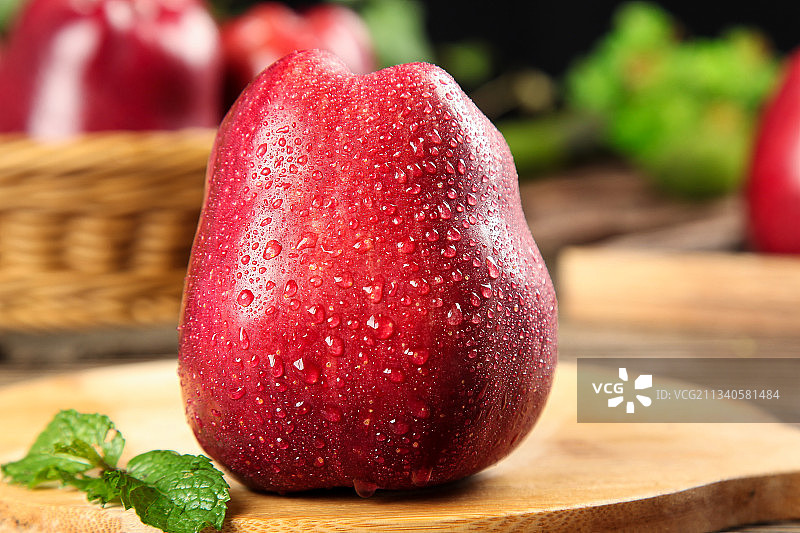 木底上放着蛇果图片素材