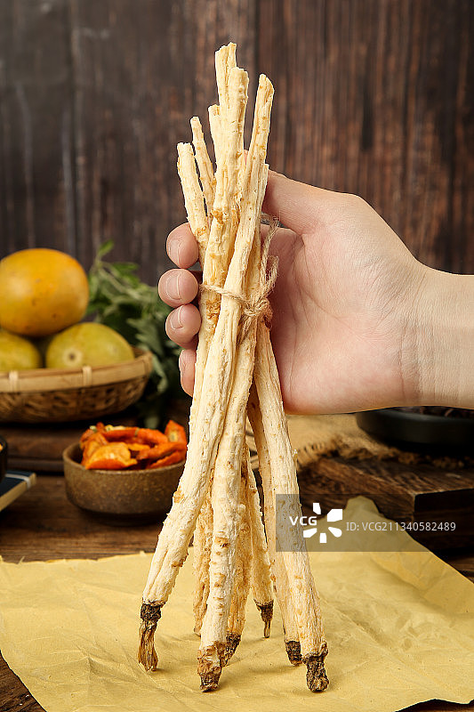 手里拿着沙参图片素材