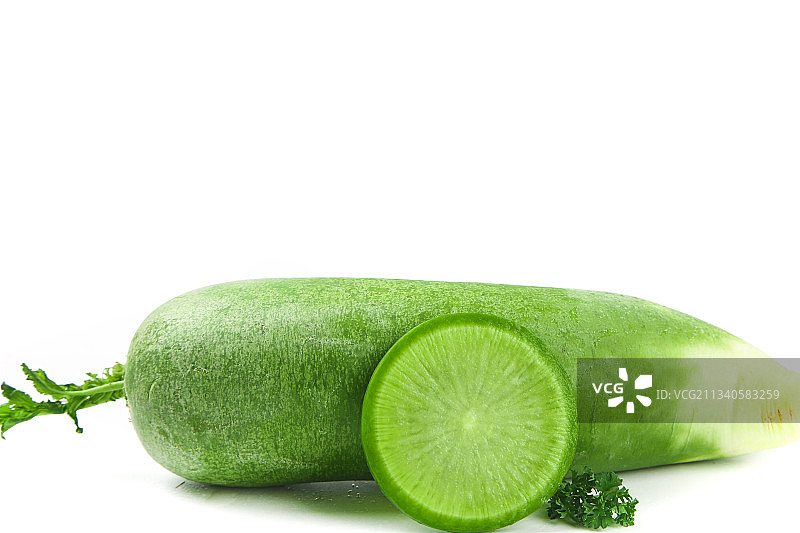 白底上摆放着绿心萝卜图片素材