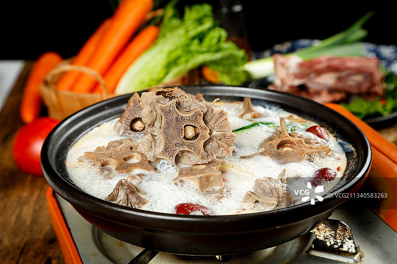 锅里装着羊蝎子汤图片素材