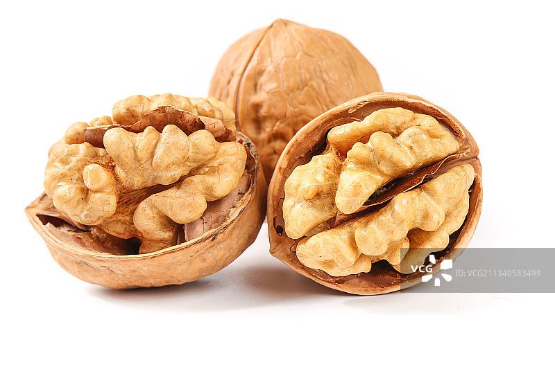 白底上放着剥皮的核桃图片素材