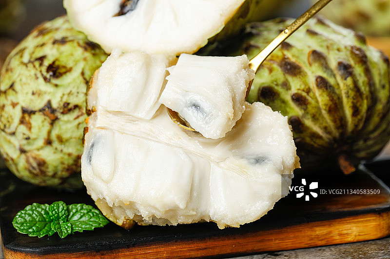 木底上放着牛奶释迦果图片素材